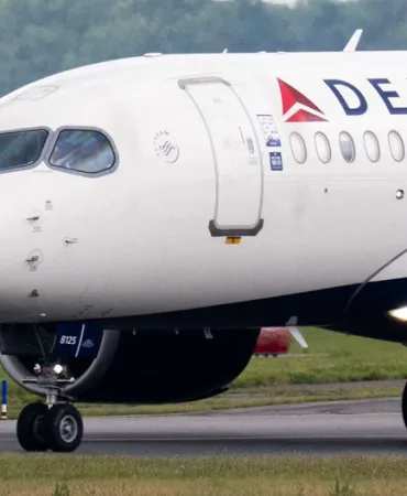 Atlanta’da Delta Uçağı Geri İtme Sırasında Boş Uçağa Çarptı
