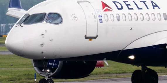 Atlanta’da Delta Uçağı Geri İtme Sırasında Boş Uçağa Çarptı