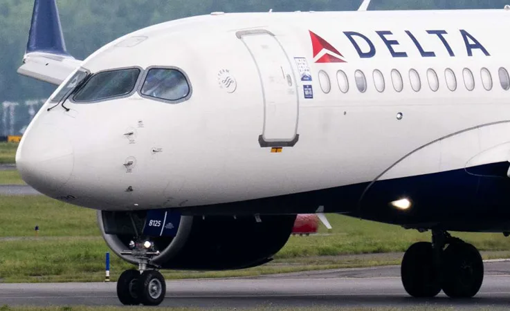Atlanta’da Delta Uçağı Geri İtme Sırasında Boş Uçağa Çarptı