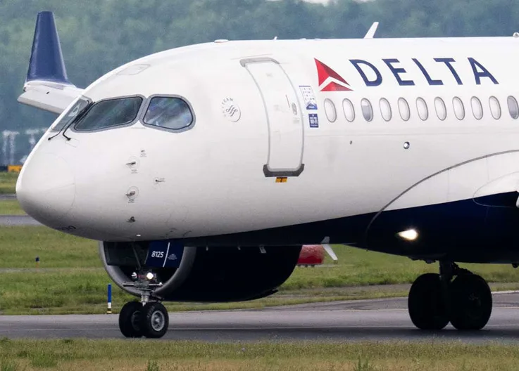 Atlanta’da Delta Uçağı Geri İtme Sırasında Boş Uçağa Çarptı