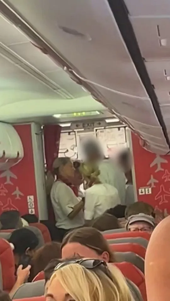 Uçakta Votka Açtılar: Jet2 İki Yolcuyu Kara Listeye Aldı