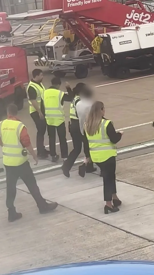 Uçakta Votka Açtılar: Jet2 İki Yolcuyu Kara Listeye Aldı