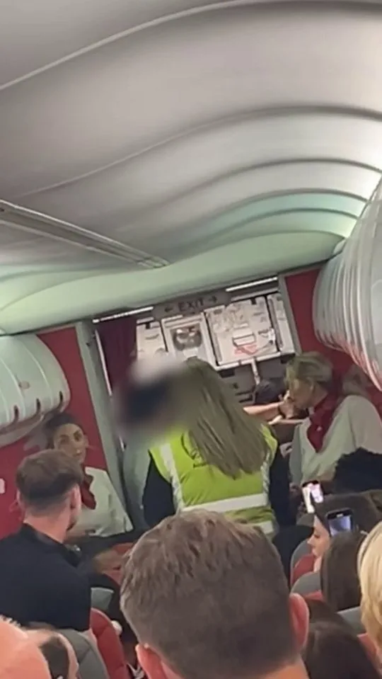 Uçakta Votka Açtılar: Jet2 İki Yolcuyu Kara Listeye Aldı