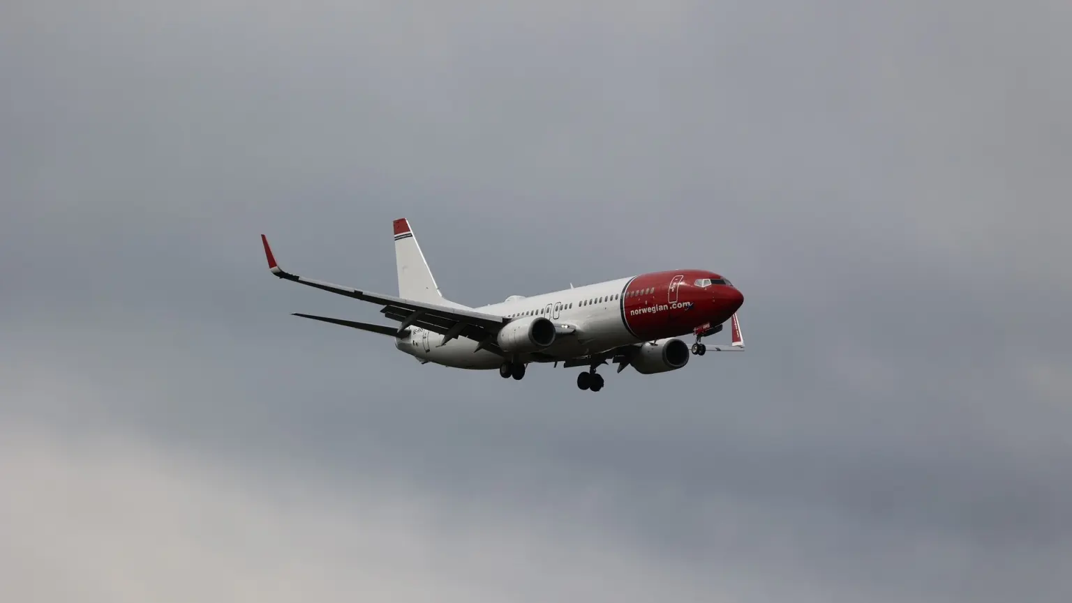 Boeing 737’de korku dolu anlar. Norwegian uçağı kalkışta lastik patladı
