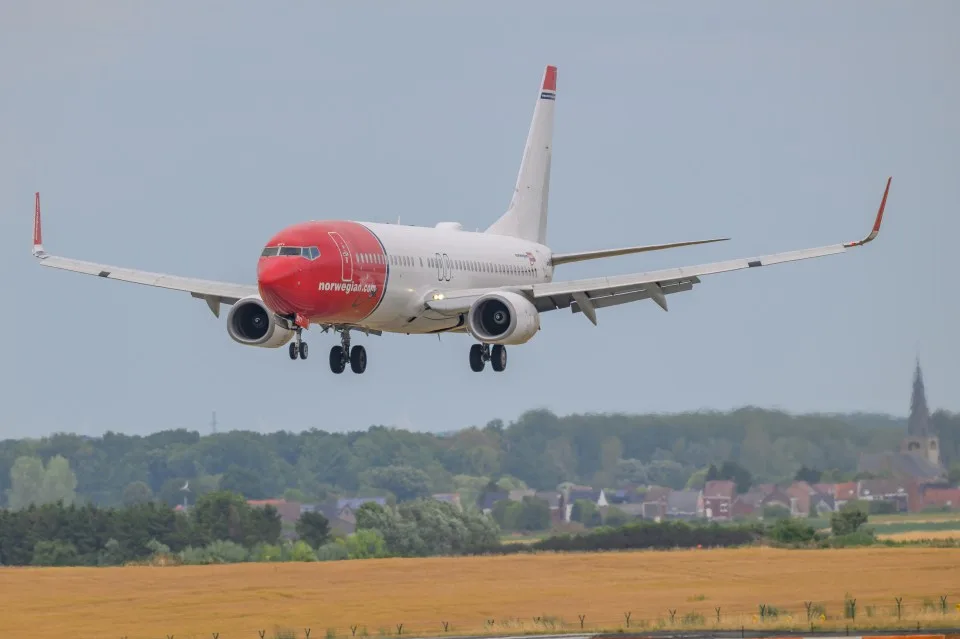 Boeing 737’de korku dolu anlar. Norwegian uçağı kalkışta lastik patladı