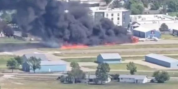 İniş Yapan Uçak Park Halindeki Uçağa Çarparak Alev Topuna Döndü