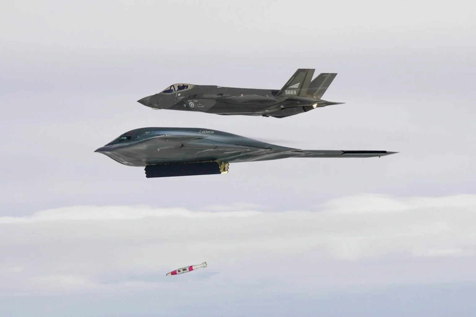 Hayalet B-2, 2.000 lb JDAM ile Uzun Menzilli Hedefi Vurdu 1 Savunma Sanayii Haberleri B-2 (B-2 hedefe bomba bırakırken) "B-2 Spirit, Andoya açıklarında hedefe JDAM bırakırken."