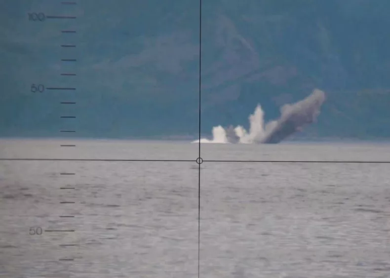 Hayalet B-2, 2.000 lb JDAM ile Uzun Menzilli Hedefi Vurdu 2 Savunma Sanayii Haberleri B-2 (Periskop görüntüsü, isabet anı) "Denizaltı periskopundan çekilen, hedefe isabet anı."