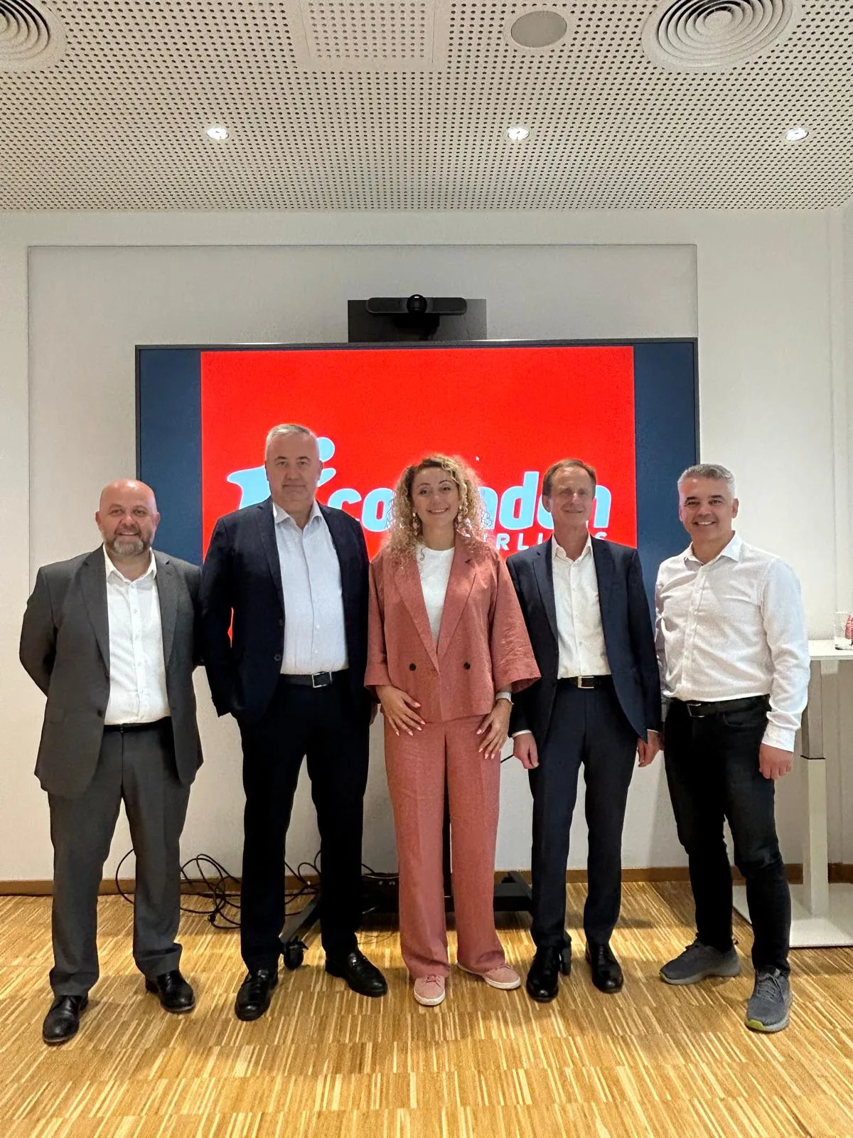 Corendon Airlines, Corendon 20. yıl, Frankfurt Havalimanı, HOLM binası, Almanya ofisi, Avrupa havayolu operasyonları, tatil hava yolu, direkt uçuşlar, Türkiye havacılık sektörü, Avrupa uçuş ağı, filo yatırımları, yeni nesil uçaklar, yakıt verimli uçaklar, yolcu deneyimi, uçuş ağı genişletme, Almanya turizm pazarı, Avrupa tatil destinasyonları, satış ve pazarlama, havayolu şirketi yatırımları, Corendon Airlines haberleri