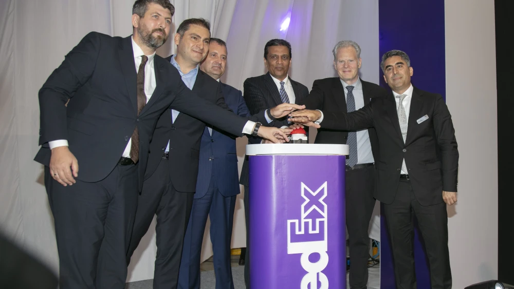 FedEx, FedEx İstanbul Havalimanı, FedEx küresel hava aktarma tesisi, İstanbul Havalimanı kargo, İstanbul havacılık yatırımı, Türkiye havacılık sektörü, uluslararası kargo operasyonları, e-ticaret lojistiği, FedEx uçuşları, otomatik paket ayrıştırma, yüksek teknoloji güvenlik cihazları, Raj Subramaniam, Selahattin Bilgen, İGA İstanbul Havalimanı, Türkiye lojistik yatırımları, küresel kargo merkezi, İstanbul stratejik merkez, hava taşımacılığı haberleri, FedEx Türkiye, küresel ticaret lojistiği