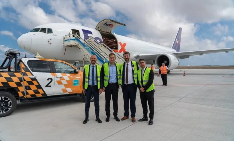 FedEx, FedEx İstanbul Havalimanı, FedEx küresel hava aktarma tesisi, İstanbul Havalimanı kargo, İstanbul havacılık yatırımı, Türkiye havacılık sektörü, uluslararası kargo operasyonları, e-ticaret lojistiği, FedEx uçuşları, otomatik paket ayrıştırma, yüksek teknoloji güvenlik cihazları, Raj Subramaniam, Selahattin Bilgen, İGA İstanbul Havalimanı, Türkiye lojistik yatırımları, küresel kargo merkezi, İstanbul stratejik merkez, hava taşımacılığı haberleri, FedEx Türkiye, küresel ticaret lojistiği