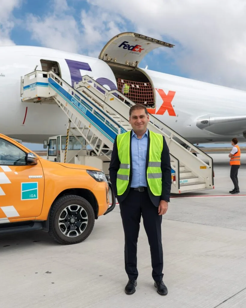 FedEx, FedEx İstanbul Havalimanı, FedEx küresel hava aktarma tesisi, İstanbul Havalimanı kargo, İstanbul havacılık yatırımı, Türkiye havacılık sektörü, uluslararası kargo operasyonları, e-ticaret lojistiği, FedEx uçuşları, otomatik paket ayrıştırma, yüksek teknoloji güvenlik cihazları, Raj Subramaniam, Selahattin Bilgen, İGA İstanbul Havalimanı, Türkiye lojistik yatırımları, küresel kargo merkezi, İstanbul stratejik merkez, hava taşımacılığı haberleri, FedEx Türkiye, küresel ticaret lojistiği