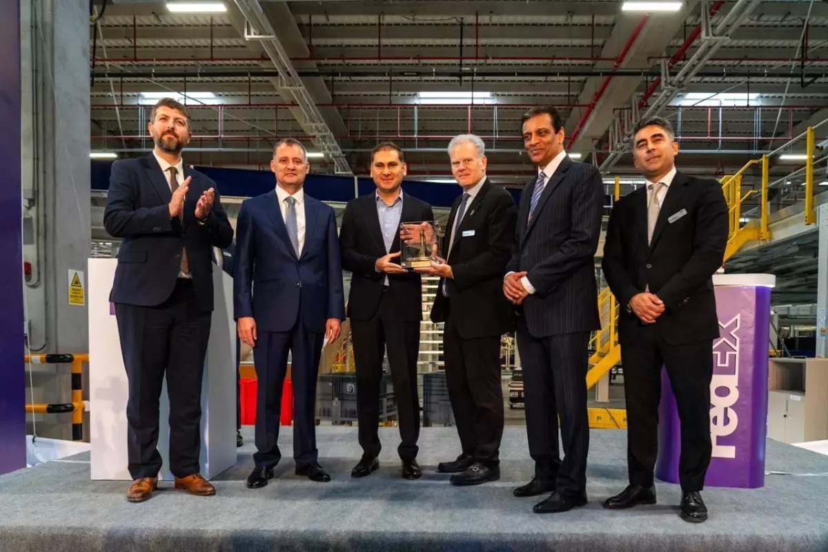 FedEx, FedEx İstanbul Havalimanı, FedEx küresel hava aktarma tesisi, İstanbul Havalimanı kargo, İstanbul havacılık yatırımı, Türkiye havacılık sektörü, uluslararası kargo operasyonları, e-ticaret lojistiği, FedEx uçuşları, otomatik paket ayrıştırma, yüksek teknoloji güvenlik cihazları, Raj Subramaniam, Selahattin Bilgen, İGA İstanbul Havalimanı, Türkiye lojistik yatırımları, küresel kargo merkezi, İstanbul stratejik merkez, hava taşımacılığı haberleri, FedEx Türkiye, küresel ticaret lojistiği