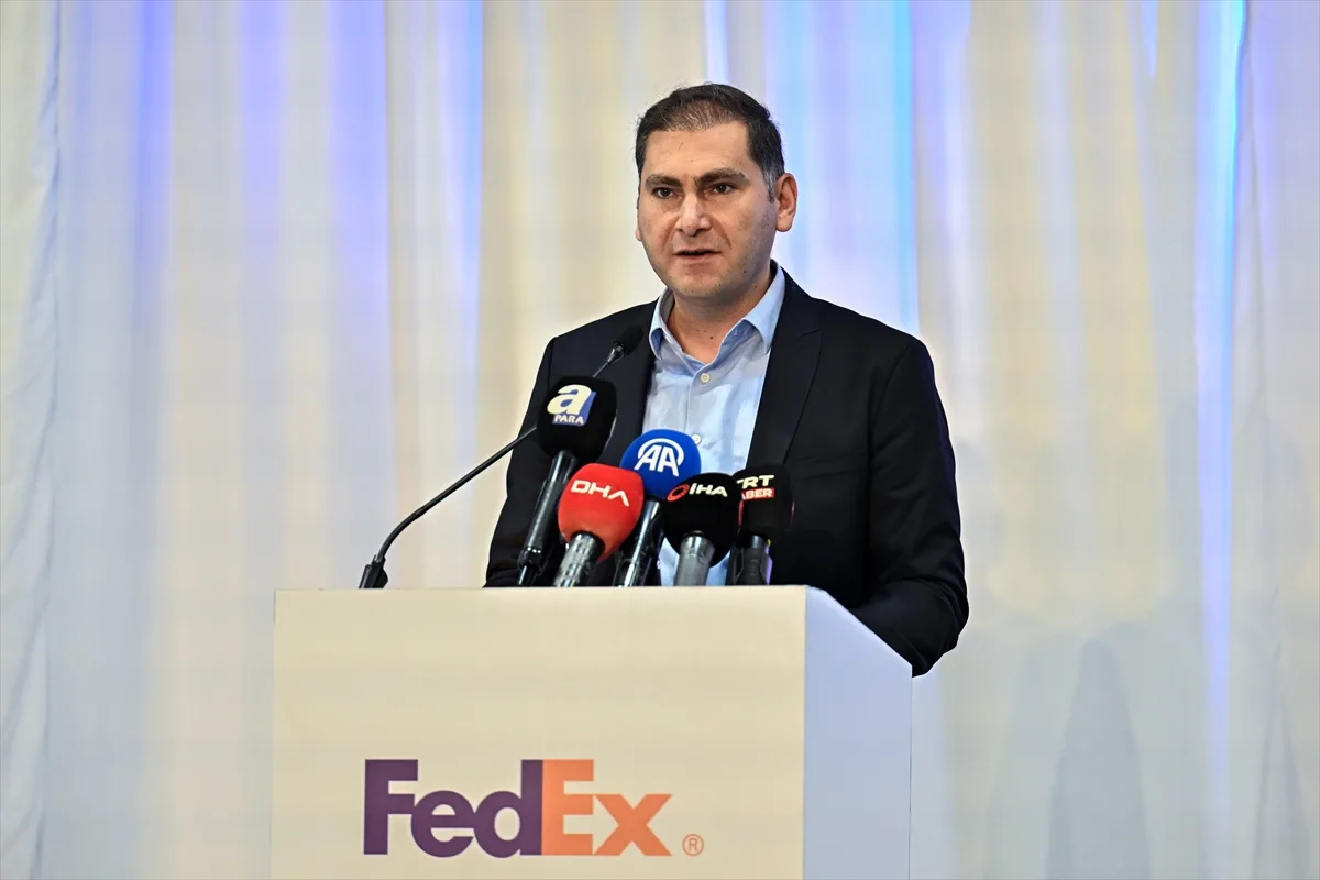 FedEx, FedEx İstanbul Havalimanı, FedEx küresel hava aktarma tesisi, İstanbul Havalimanı kargo, İstanbul havacılık yatırımı, Türkiye havacılık sektörü, uluslararası kargo operasyonları, e-ticaret lojistiği, FedEx uçuşları, otomatik paket ayrıştırma, yüksek teknoloji güvenlik cihazları, Raj Subramaniam, Selahattin Bilgen, İGA İstanbul Havalimanı, Türkiye lojistik yatırımları, küresel kargo merkezi, İstanbul stratejik merkez, hava taşımacılığı haberleri, FedEx Türkiye, küresel ticaret lojistiği