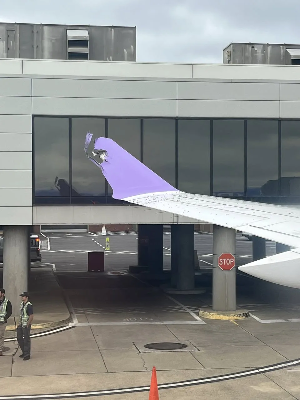 JetBlue uçağı terminal camına çarptı