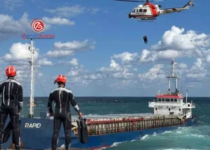 Karadeniz’de-Kayalıklara-Oturan-Gemiden-Helikopterle-Tahliye
