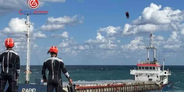 Karadeniz’de Kayalıklara Oturan Gemiden Helikopterle Tahliye