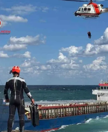 Karadeniz’de Kayalıklara Oturan Gemiden Helikopterle Tahliye