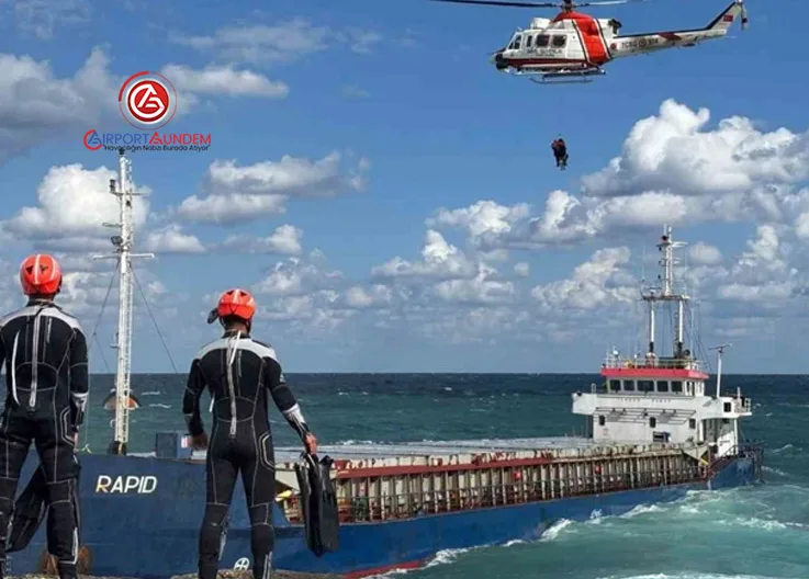 Karadeniz’de Kayalıklara Oturan Gemiden Helikopterle Tahliye