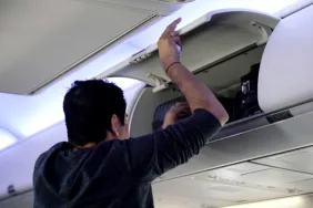 Uçakta Baş Üstü Dolap Krizi: Ayakkabılar Yüzünden Kavga Çıktı