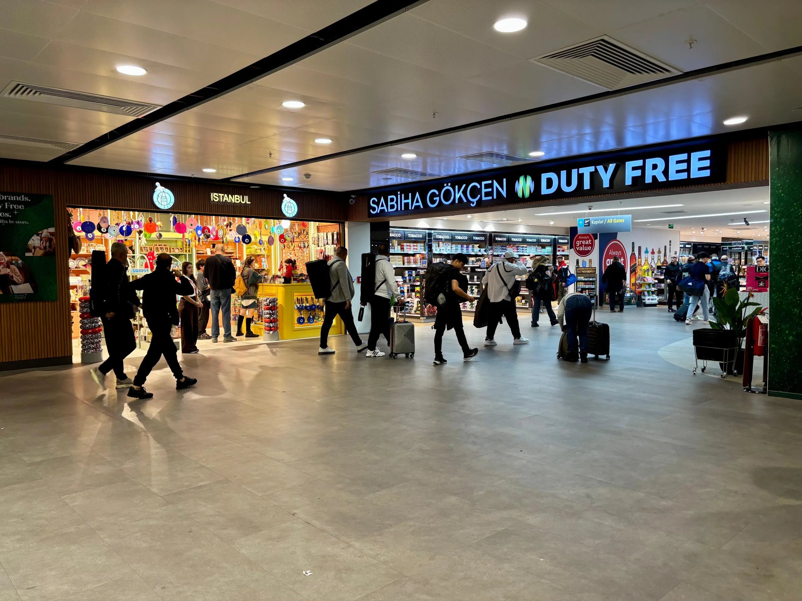 Sabiha Gökçen Havalimanı, duty free yenileme, walk-through konsepti, DUFRY mağazası, yolcu akışı projesi, havalimanı modernizasyonu, İstanbul duty free alışveriş, Avolta Group, yolcu deneyimi, havalimanı alışveriş alanı