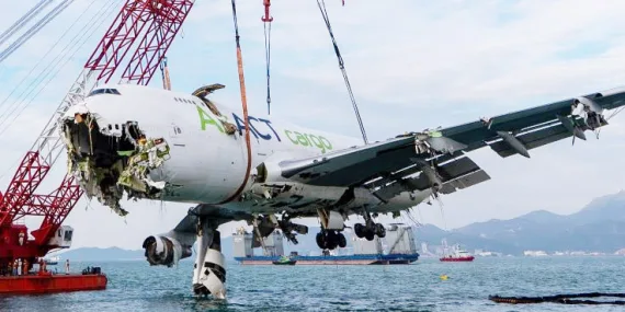 ACT Havayolları’na Ait Kargo Uçağının Gövdesi Su Altından Çıkarıldı