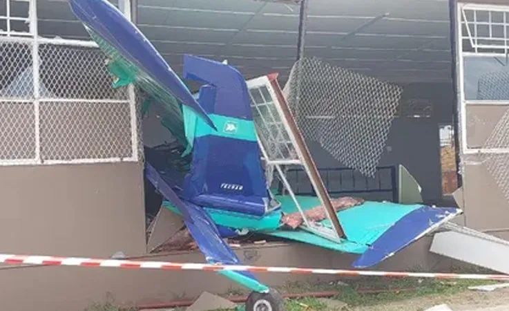 Güney Afrika’da Hafif Uçak Okula Çarptı!