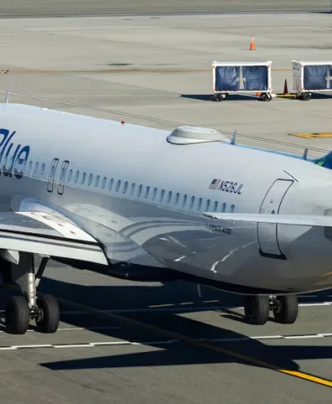 JetBlue Uçağı Ani İrtifa Kaybı Yaşadı: 15 Yolcu Yaralandı