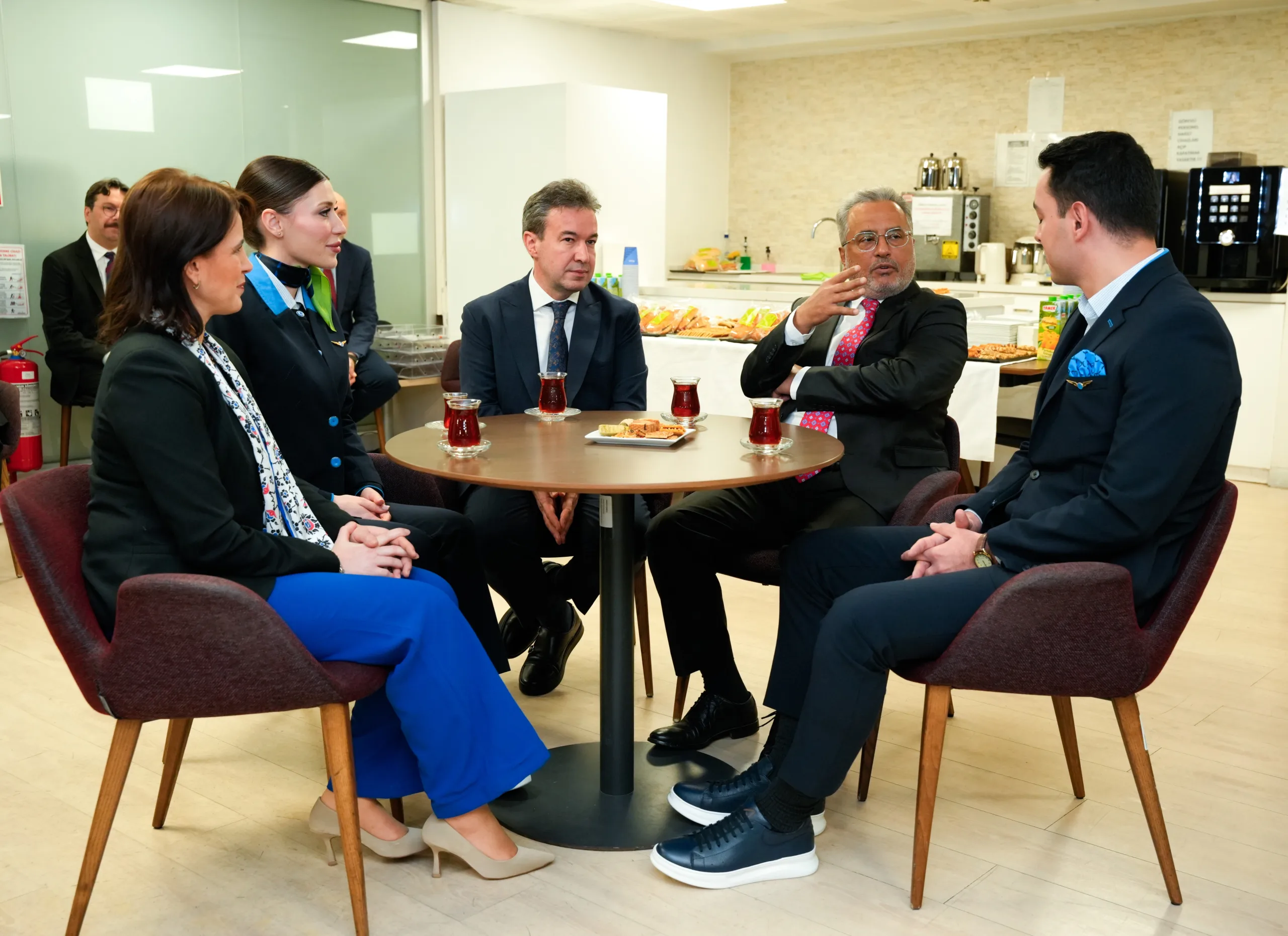 THY Başkanı Ahmet Bolat’tan AJet Çalışanlarına Sahada Tam Destek