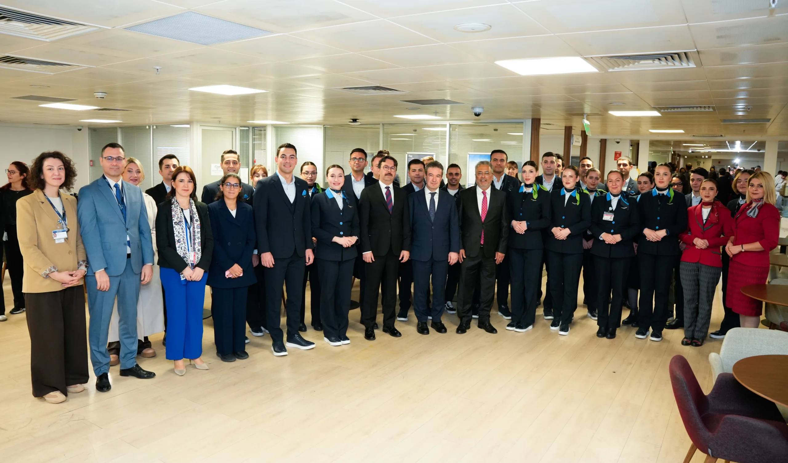 THY Başkanı Ahmet Bolat’tan AJet Çalışanlarına Sahada Tam Destek