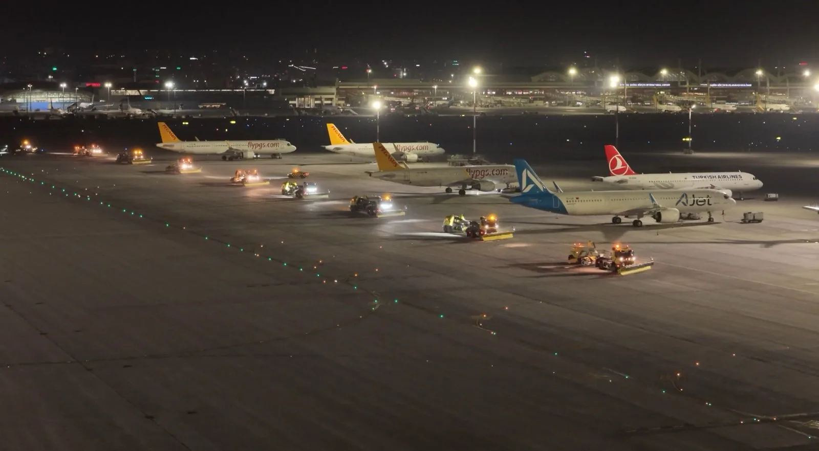 Sabiha Gökçen Havalimanı Kışa Kilitlendi: Uçuş Güvenliği İçin 24 Saat Hazır