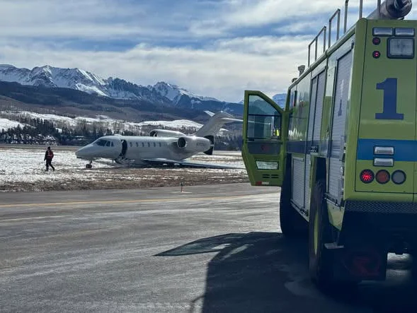 Telluride Bölgesel Havalimanı’na iniş yapan Cessna Citation X tipi iş jeti şiddetli yan rüzgar nedeniyle pistten çıktı. Kazada 3 kişi yara almadan kurtuldu.