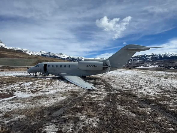 Telluride Bölgesel Havalimanı’na iniş yapan Cessna Citation X tipi iş jeti şiddetli yan rüzgar nedeniyle pistten çıktı. Kazada 3 kişi yara almadan kurtuldu.