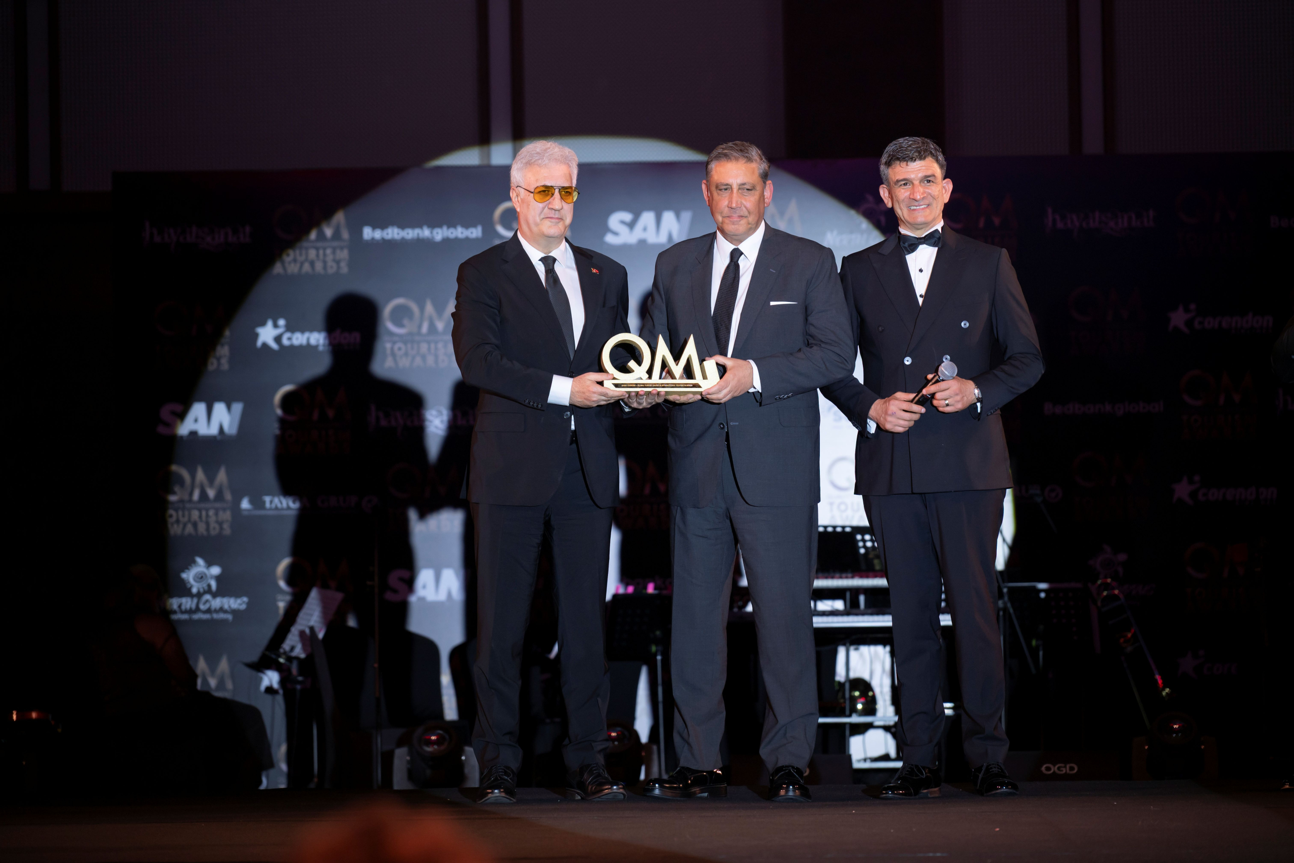 Corendon Turizm Grubu, Antalya’da düzenlenen 15. QM Awards’ta iki prestijli ödül kazandı. Yıldıray Karaer “Global Turkish Leader” ödülüne layık görüldü.