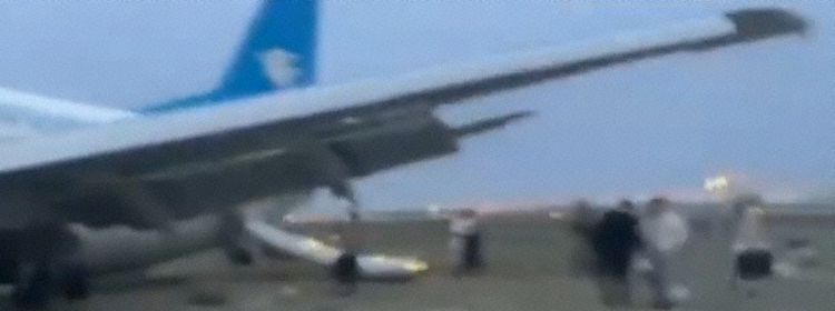 Afganistan’da Herat-Kabil seferini yapan yolcu uçağı, iniş sırasında kontrolden çıkarak pist dışına savruldu. Uçakta bulunan yolcular acil çıkışlar kullanılarak tahliye edilirken, olayda can kaybı yaşanmadı.