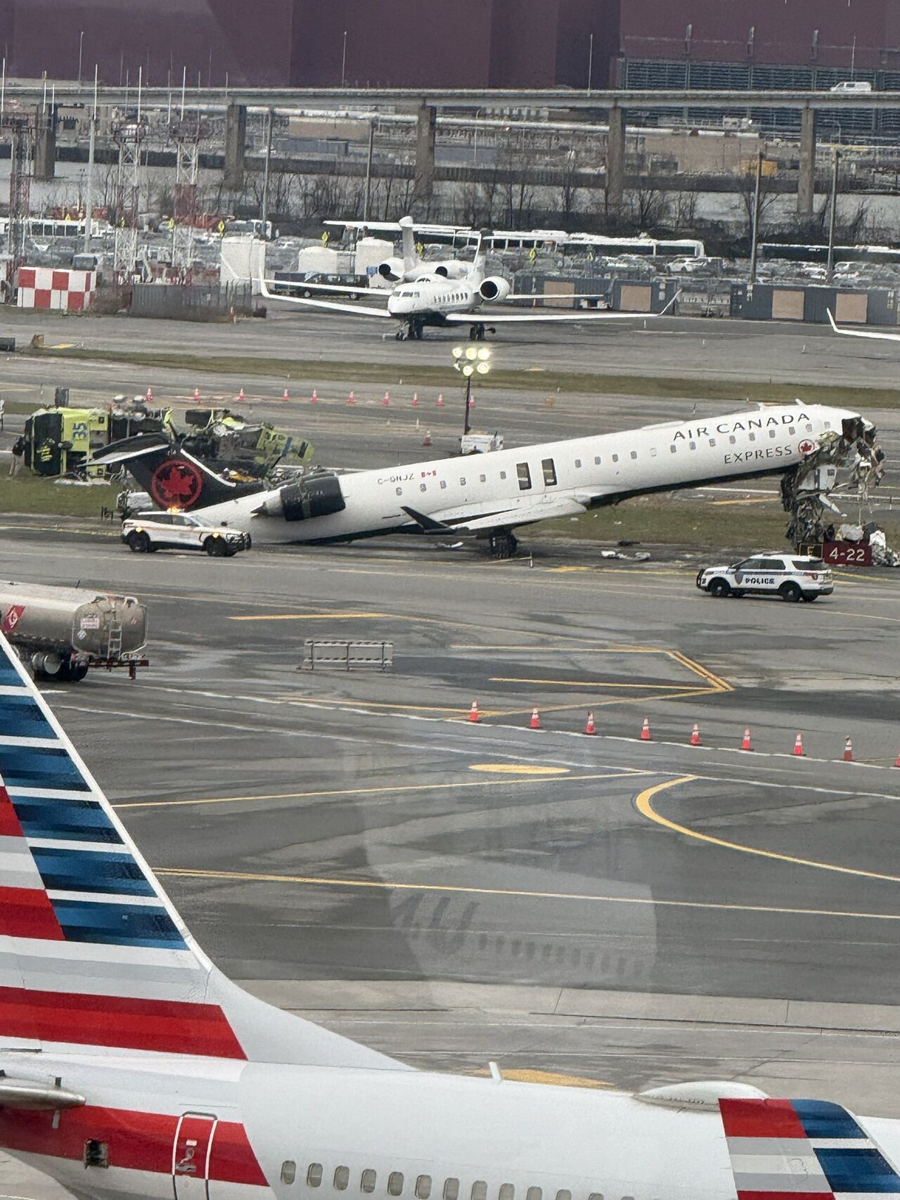 ABD’de LaGuardia Havalimanı’nda yaşanan ölümcül kazaya ilişkin ön rapor, hava trafik kontrolörünün 12 saniyelik zamanlama hatasına işaret etti. NTSB verileri, insan faktörünün kritik rolünü ortaya koydu.