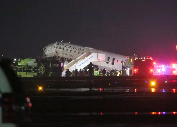 LaGuardia-Havalimanı’nda-Uçak-Kazası-Air-Canada-Uçağı-İniş-Sırasında-Kurtarma-Aracına-Çarptı