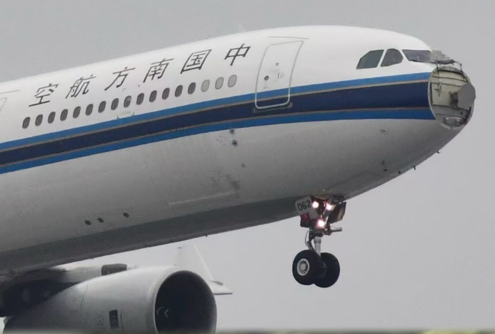 China Southern A330 Kuş Sürüsüne Girdi: Radom Koptu