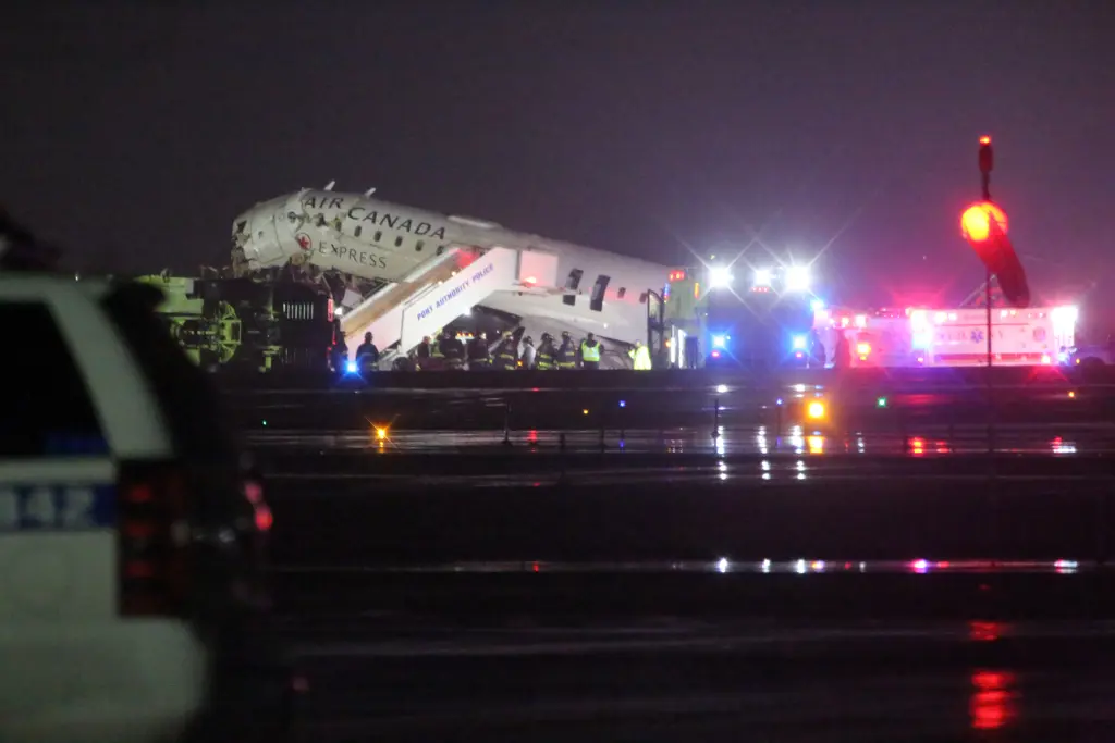 LaGuardia Havalimanı’nda Uçak Kazası: Air Canada Uçağı İniş Sırasında Kurtarma Aracına Çarptı