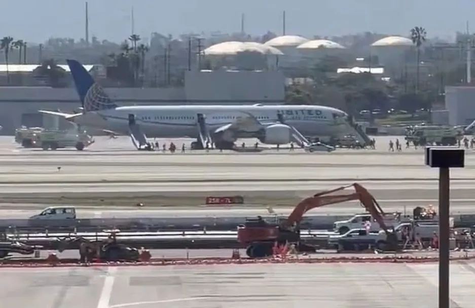 United Airlines 787-9 Uçağı LAX’e Acil İniş Yaptı