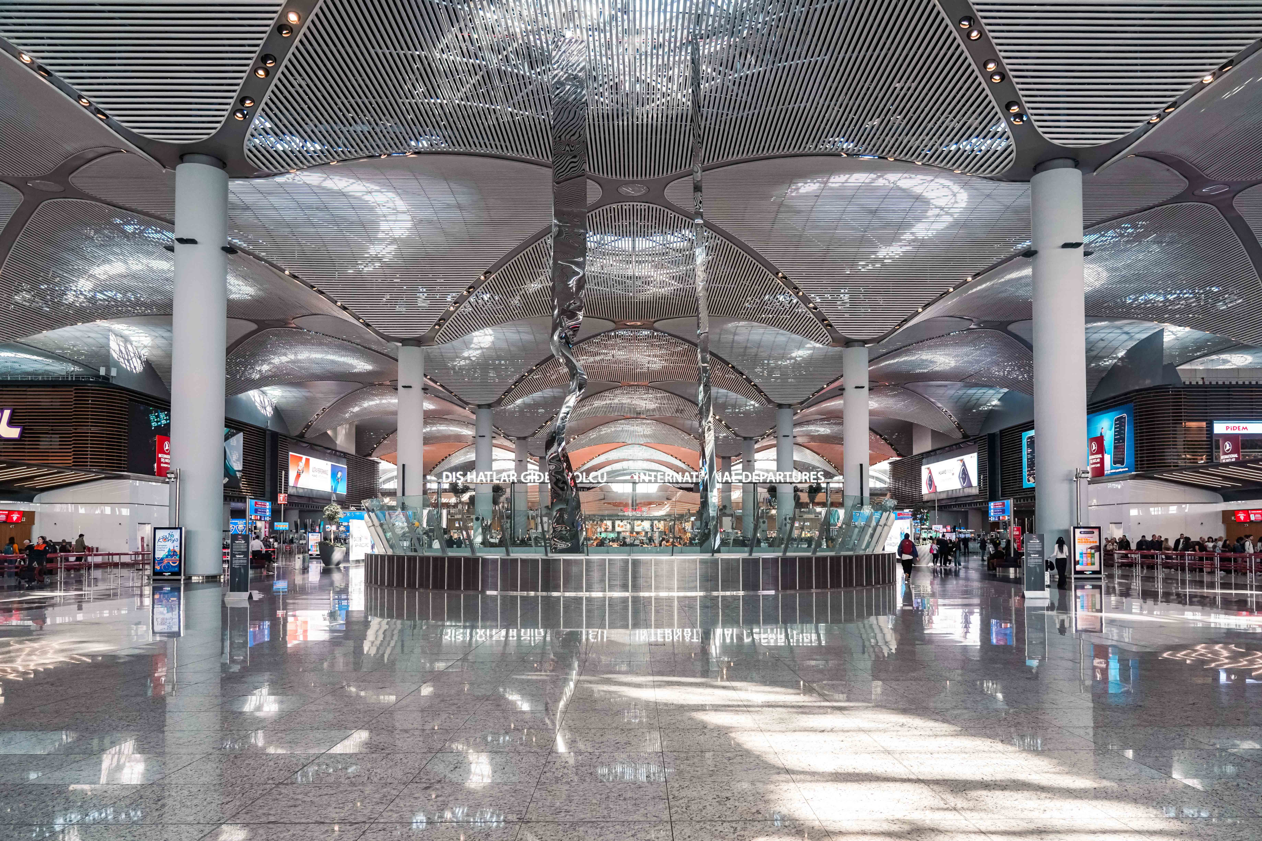 İGA İstanbul Havalimanı’nda Dev Sanat Eseri Açıldı: 37,7 Metrelik Heykel Yolcularla Buluştu