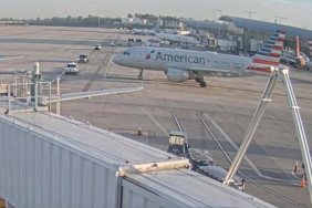 American Airlines uçağı apron’da yer aracına çarpmaktan son anda kurtuldu
