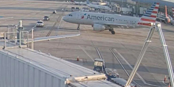 American Airlines uçağı apron’da yer aracına çarpmaktan son anda kurtuldu