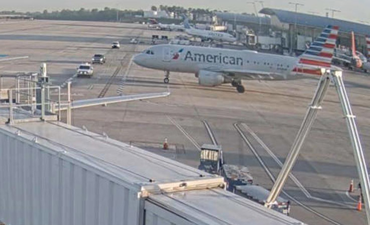 American Airlines uçağı apron’da yer aracına çarpmaktan son anda kurtuldu