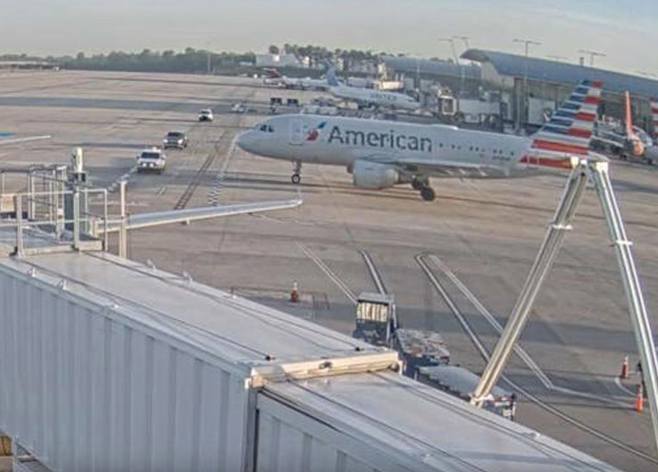 American Airlines uçağı apron’da yer aracına çarpmaktan son anda kurtuldu