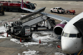 Cape Town Havalimanı’nda FlySafair Uçağına Merdiven Çarptı