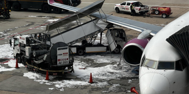 Cape Town Havalimanı’nda FlySafair Uçağına Merdiven Çarptı
