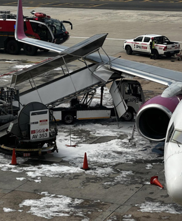 Cape Town Havalimanı’nda FlySafair Uçağına Merdiven Çarptı