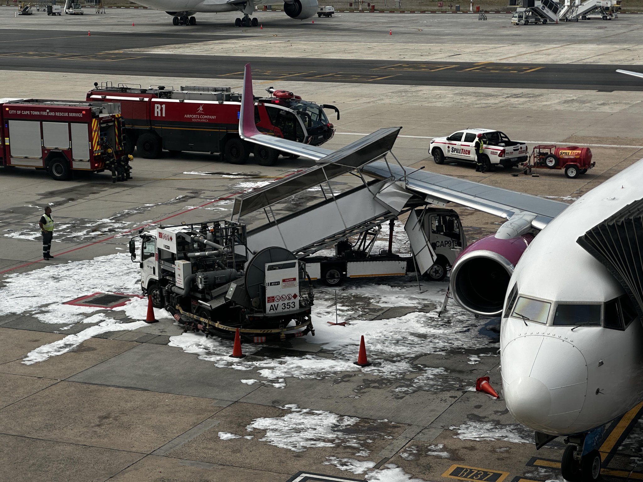 Cape Town Havalimanı’nda FlySafair Uçağına Merdiven Çarptı