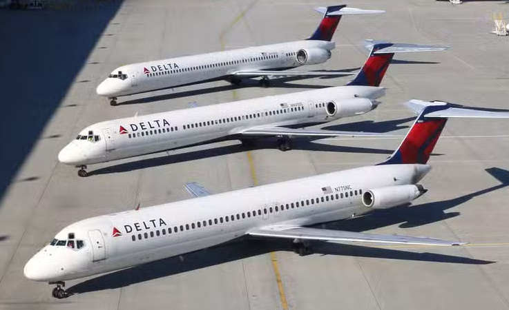 Delta Uçağı Kalkışta Motor Sanıldı, Lastik Patladı